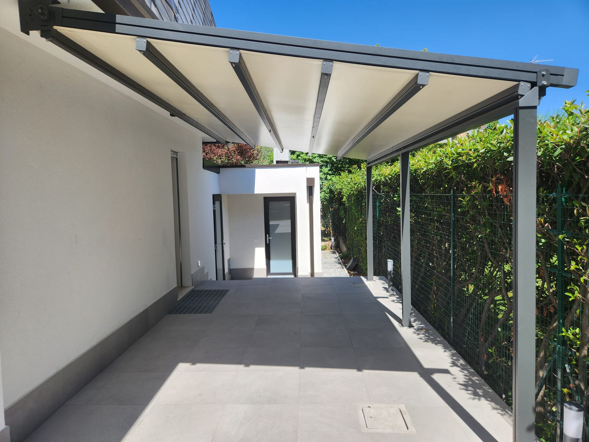 Pergola Pergotessuto in alluminio antracite con telo PVC oscurante, terrazzo a Milano