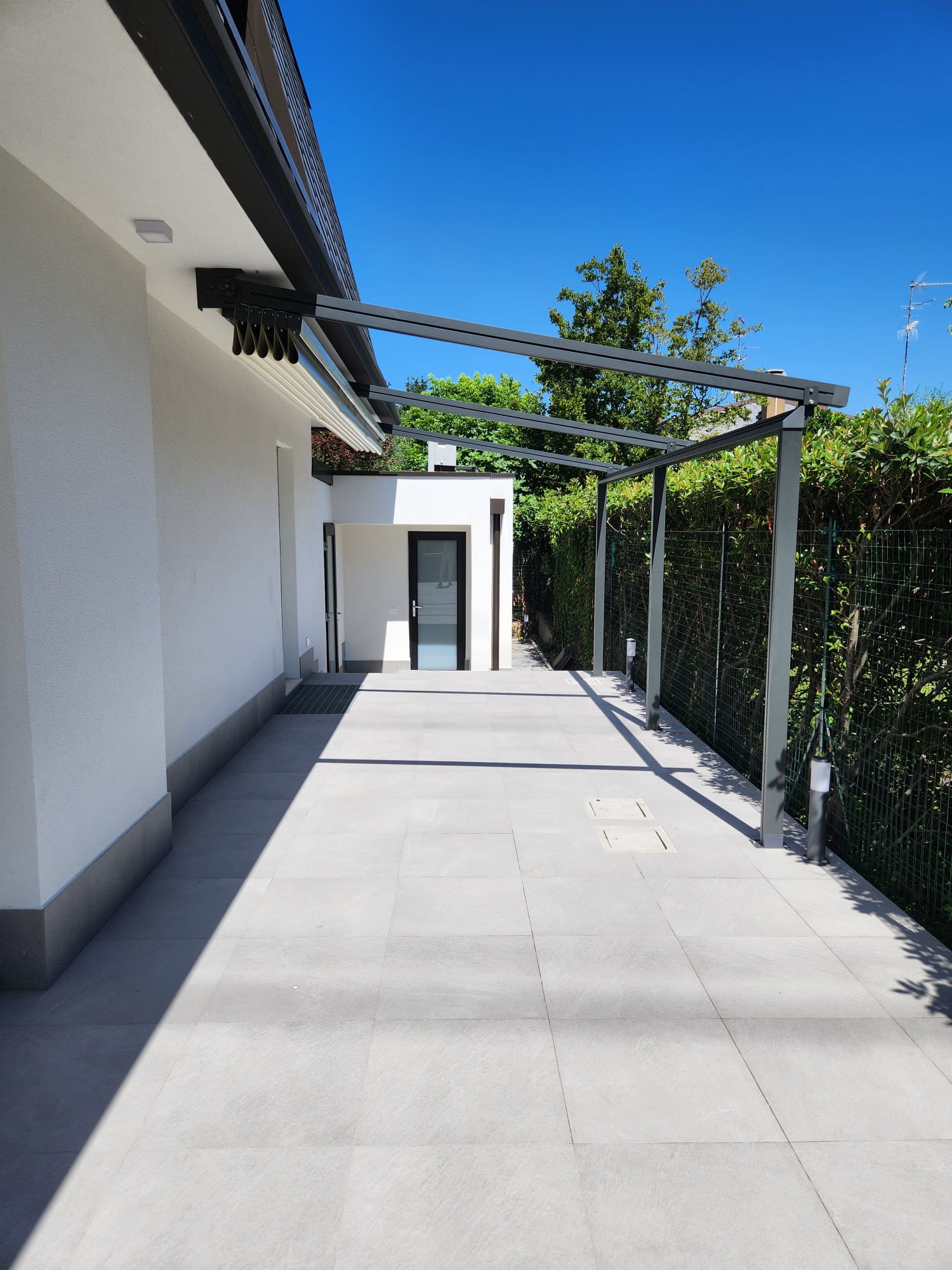 Pergola Pergotessuto antracite su terrazzo, telaio in alluminio