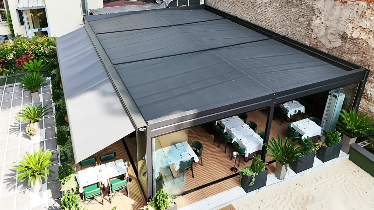 Dehor chiuso per ristorante visto dall'alto, con copertura a teli, vetrate e pedana in legno