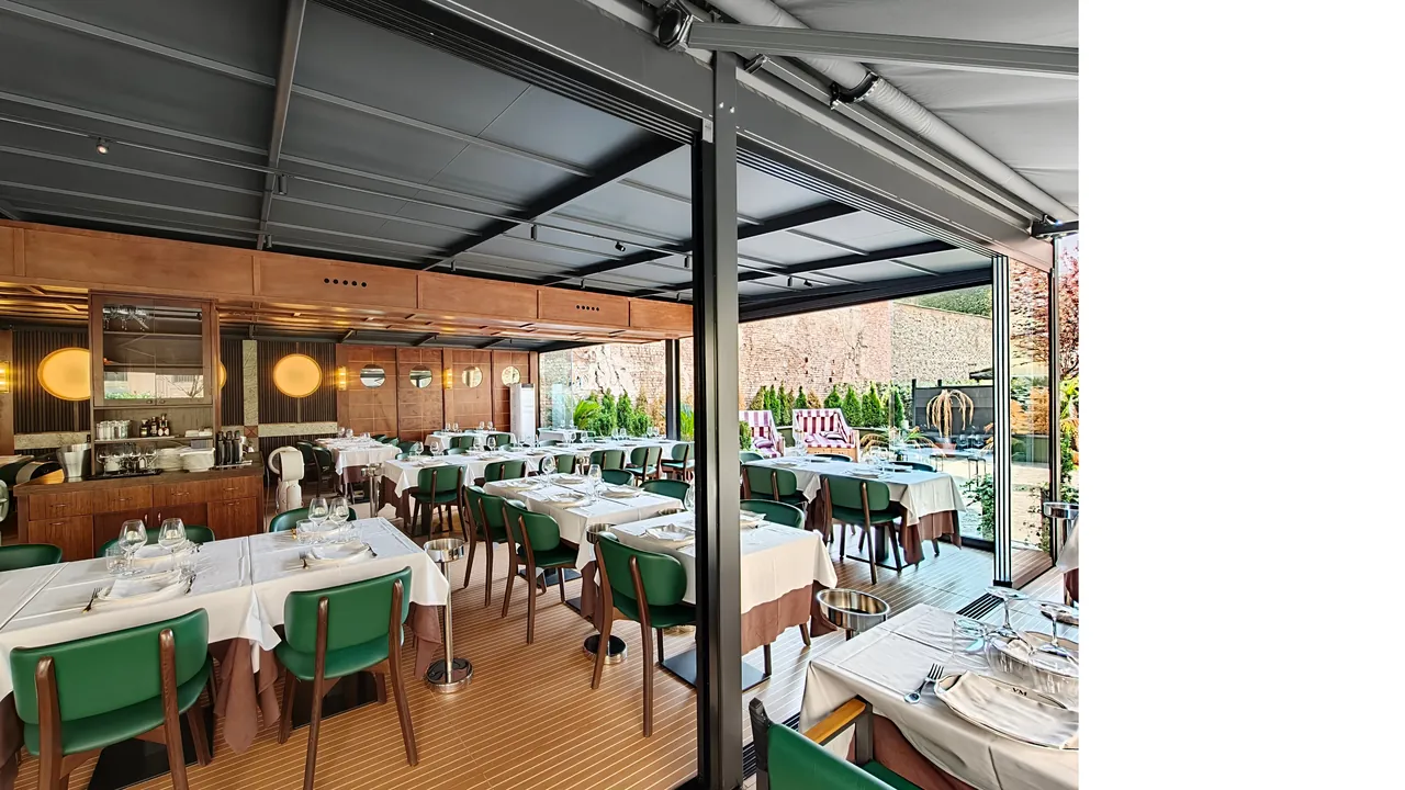 Struttura in alluminio vista dall'interno di un dehor per ristorante